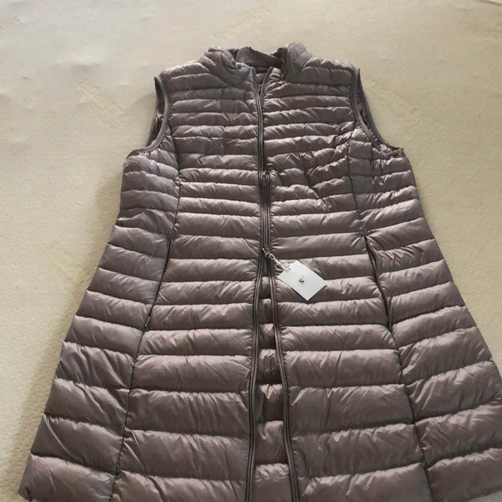 Woman’s ultra light long down vest